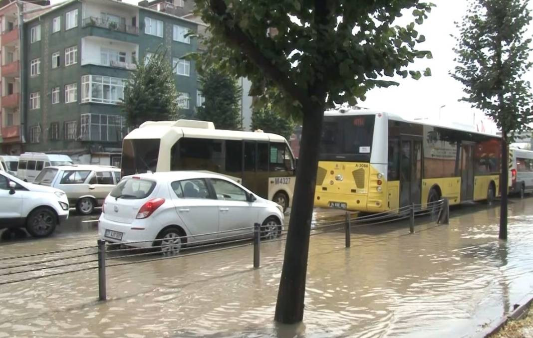 İstanbul'da sağanak hayatı felç etti! Araçlar sular altında kaldı - Resim: 62